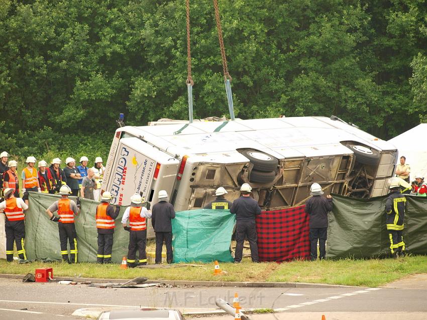 Schwerer Unfall mit Reisebus Lohmar Donrather Dreieck P442.JPG